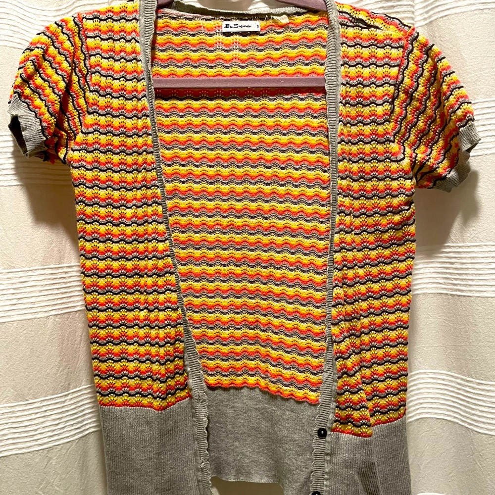 Short sleeve cardigan with grey trim 🍁